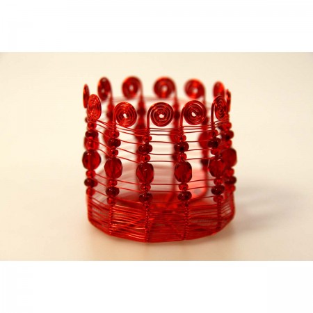 Drátovaný červený svícínek.